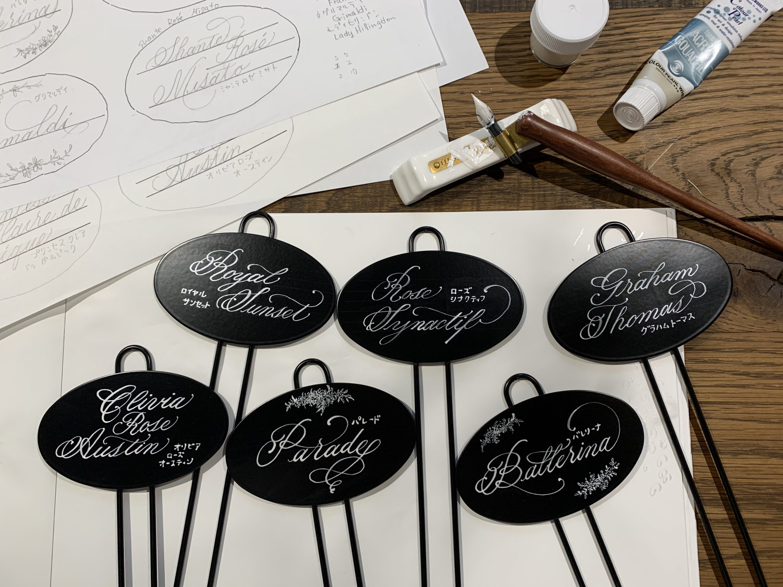 カリグラフィーで書くバラのネームプレート ローズノート
